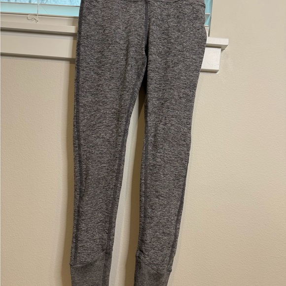 ALO Yoga Light Gray and Heather Gray Leggings - Picture 4 of 13